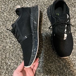 Kuru Atom- Black and light pink specked tennis shoes.